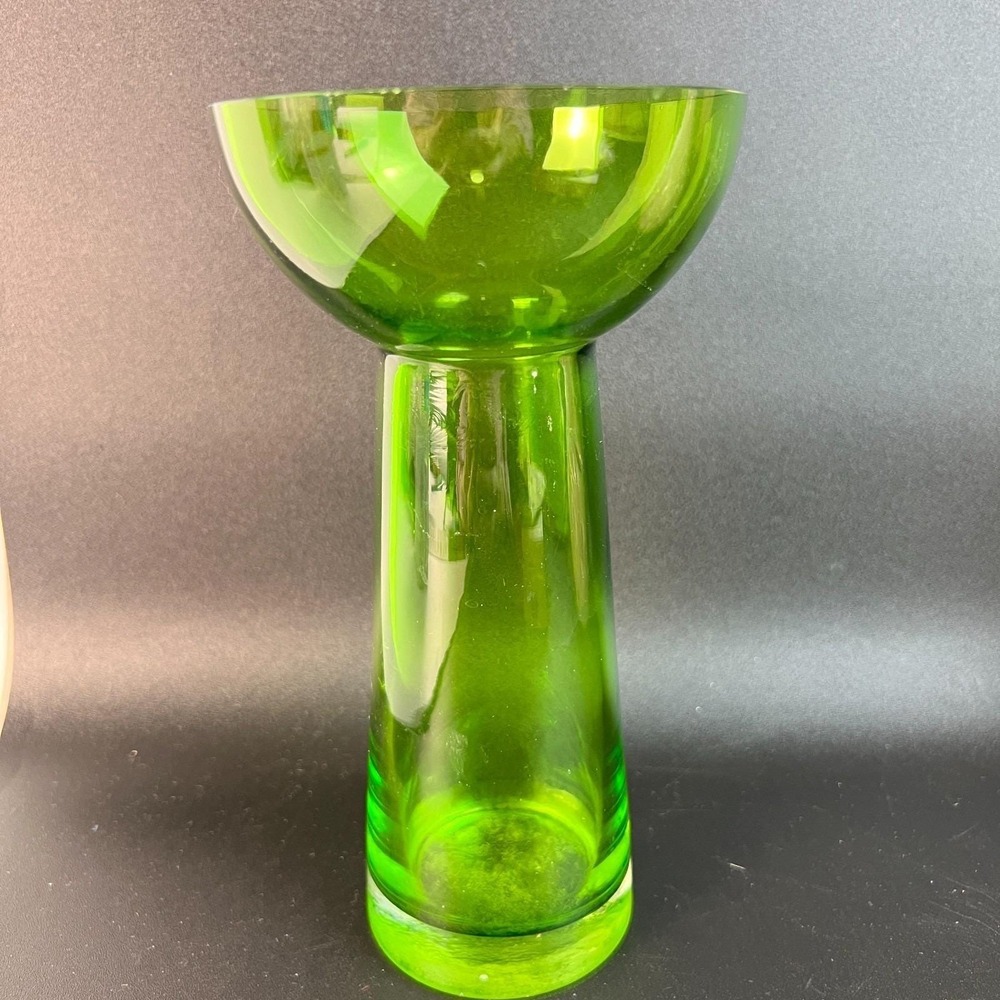 MID CENTURY MODERN SWEDISH HANDBLOWN 8"~1960 AVOCADO GREEN VASE Stunning